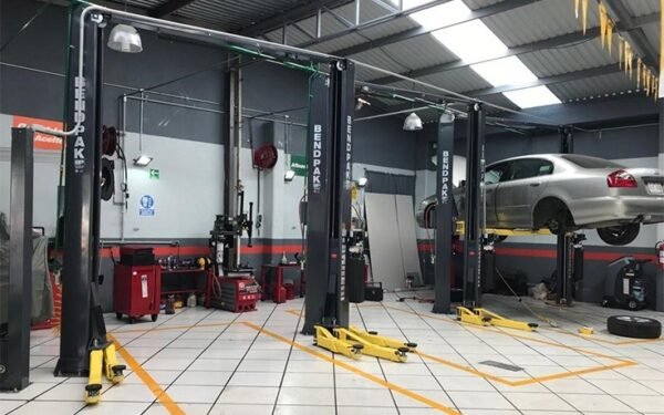 Bendpak XPR-10AS 2 post hoists 10,000 lbs / Asymmetric Clearfloor / Adjustable Width / Screw Pads