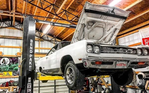 Bendpak XPR-10AS 2 post hoists 10,000 lbs / Asymmetric Clearfloor / Adjustable Width / Screw Pads